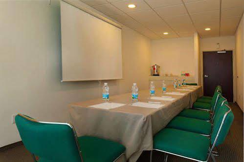 Hotel Express Junior Aeropuerto 3*